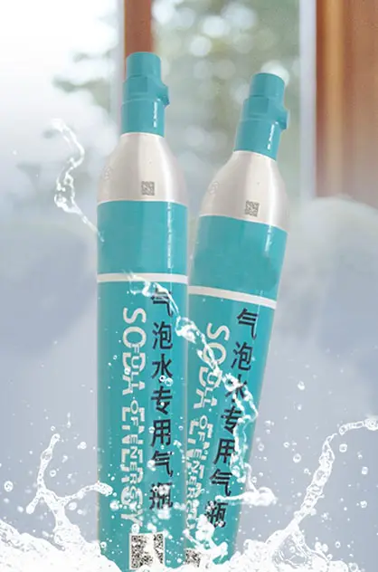 CO2 refill cylinders for soda water machines splashing in water — Greenwave China.