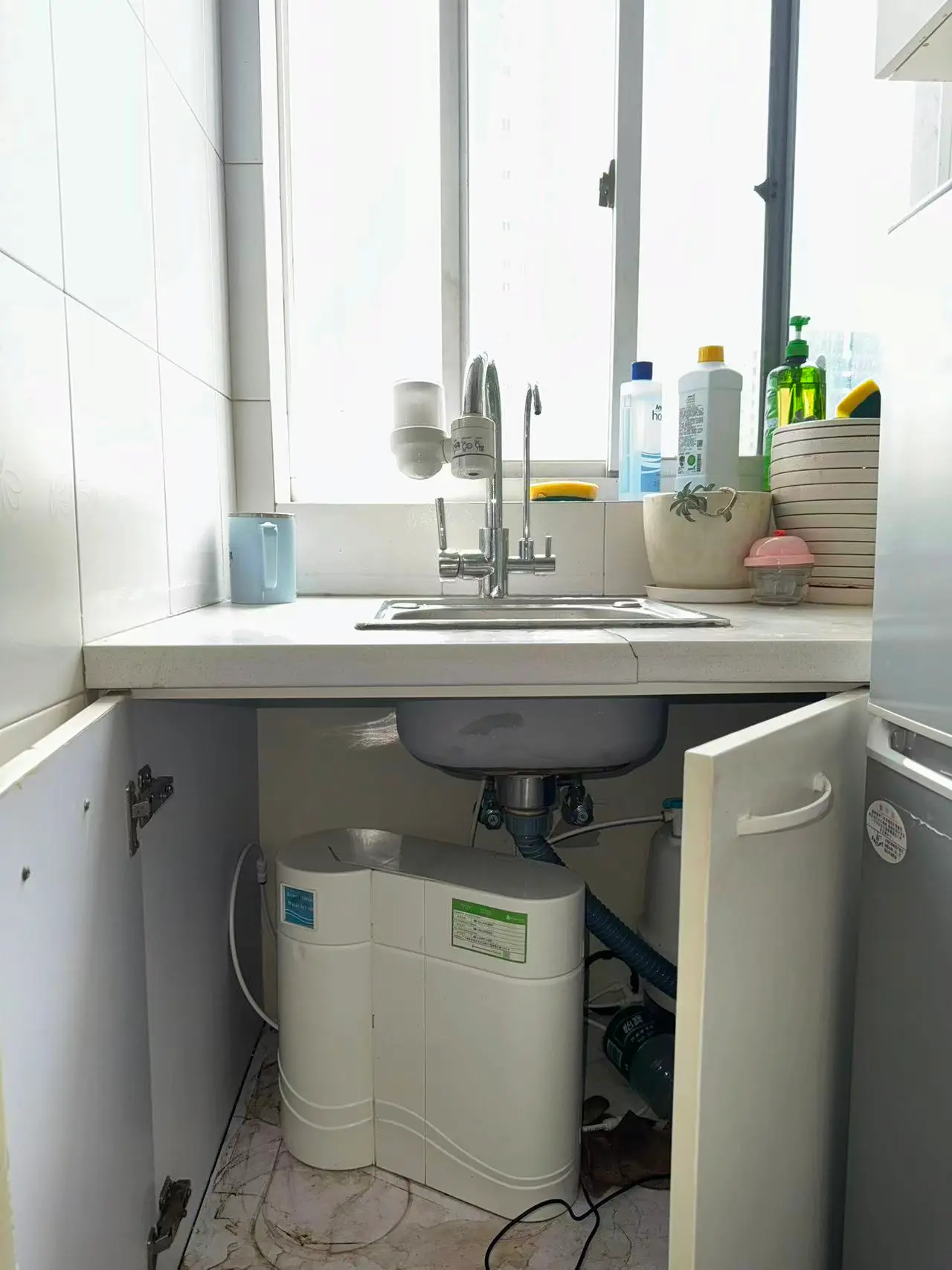 Buy the Under-sink RO purifier installed beneath a kitchen sink at the Greenwave China showroom. RO is Reverse Osmosis.